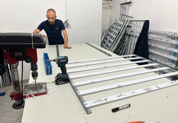 ייצור סורגים שקופים במפעל